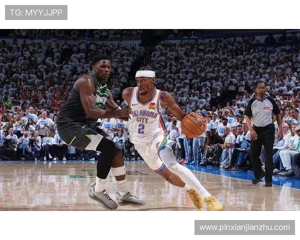 爱德华兹华丽突破拉杆换手上篮精彩得分引爆全场激情