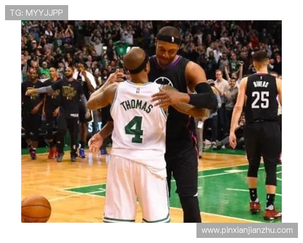 皮尔斯与女主持探讨男友点赞大屁股女是否算出轨引发热议